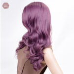 Cheveux longs violet avec des ondulations pour un look stylé