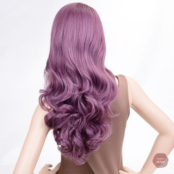 Style ondulé violet, perruque longue pour un effet glamour
