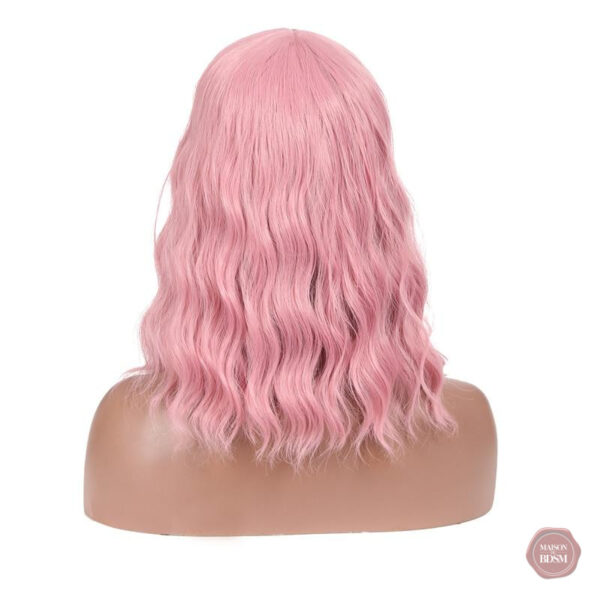 Coiffure ondulée moyenne, style décontracté et tendance