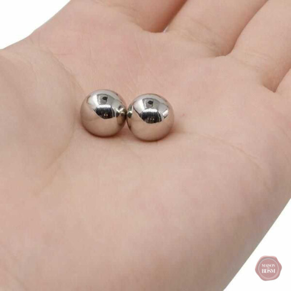 Accessoire de plaisir : pinces à tétons avec effet magnétique