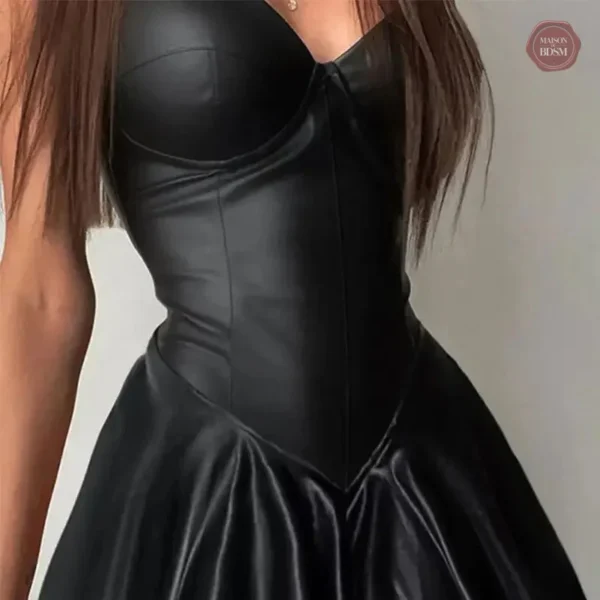 Robe en cuir plissée pour un look sexy et audacieux