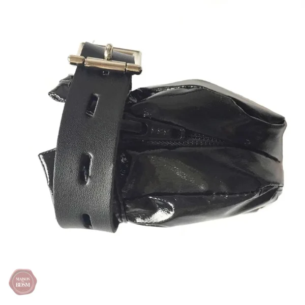 Accessoire en cuir verni, idéal pour la chasteté
